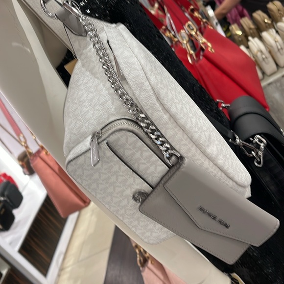 MICHAEL KORS
Maisie Large Logo 2-in-1 Sling Pack
Optic White/Silver
NWT - Picture 9 of 16
